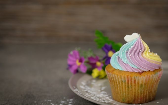 Close Up Photography of Cupcake on Gray Ceramic Plate Desktop Wallpapers